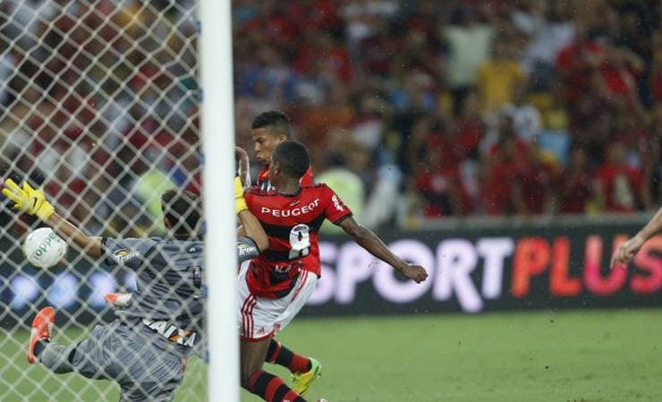 HerÃ³i do tÃ­tulo carioca, MÃ¡rcio AraÃºjo renova com o Flamengo por mais uma temporada