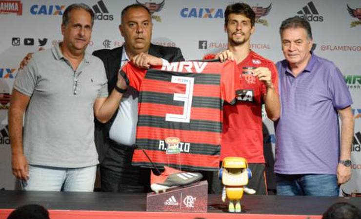 Rodrigo Caio celebra um ano do acerto com o Flamengo: 'Melhor decisão da minha carreira'