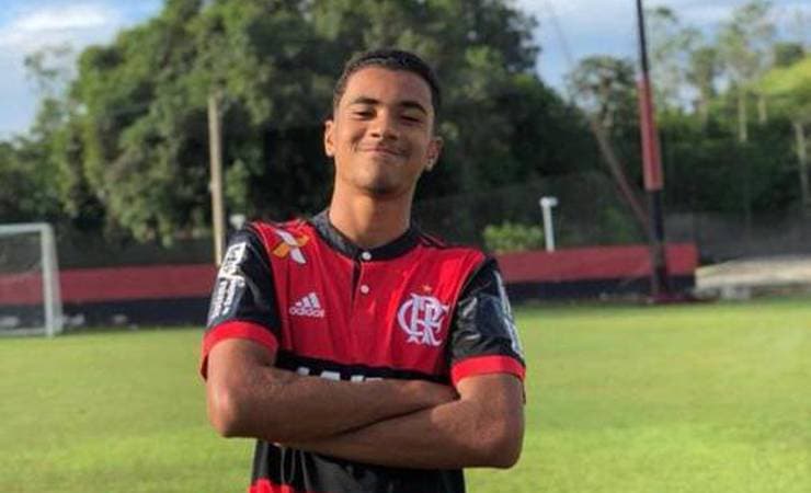 Mãe de Arthur Vinicius detalha atrito com o Flamengo e explica 'um ano de adaptações'