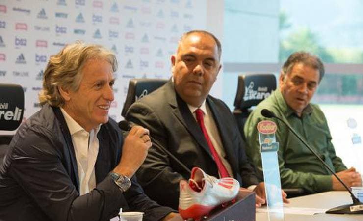 Em silêncio, Braz e Pelaipe aguardam explicações do Flamengo; Muros da Sede da Gávea amanhecem pichados
