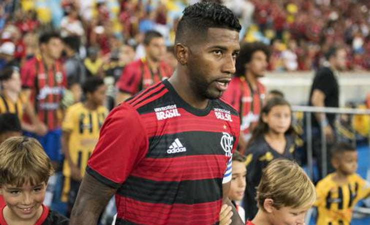 Internacional acerta a contratação do lateral Rodinei, do Flamengo