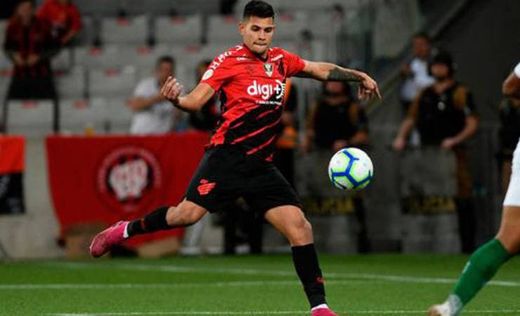 Bruno Guimarães diz que não chegou proposta do Flamengo e comenta declaração de Petraglia