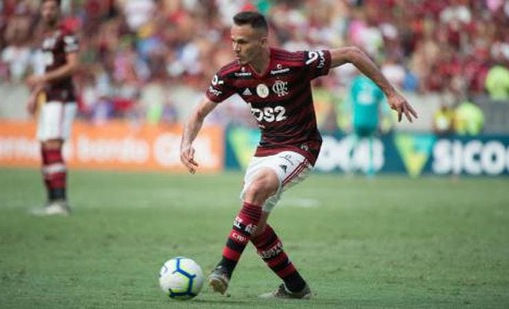Dirigentes do Flamengo avisam que o 'elenco não está fechado', falam de renovações e saída de volante