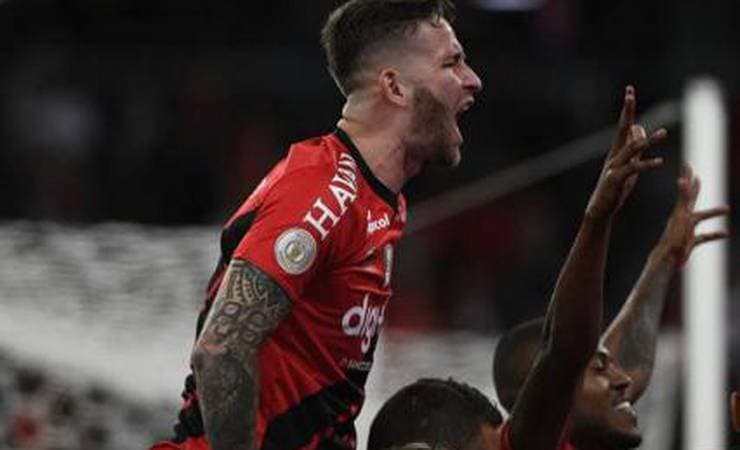 Em negociação 'travada' de Flamengo e Arsenal por Marí, quem pode comemorar é o Athletico-PR