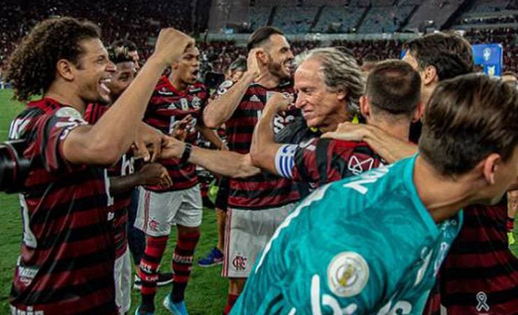 Fla parabeniza técnicos pela data comemorativa, e Jesus diz: 'Que todos lutem por melhores espetáculos!'