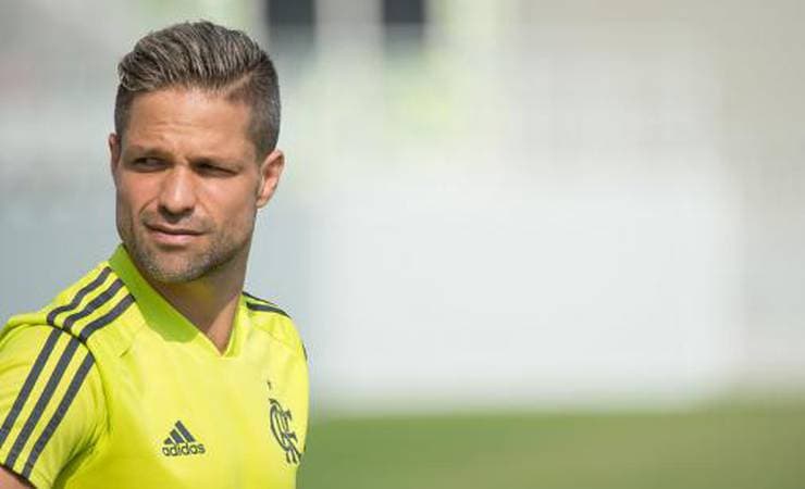 Diego entrega Bíblia e camisa do Fla a pais de vítima de incêndio no Ninho: 'Assunto muito delicado'