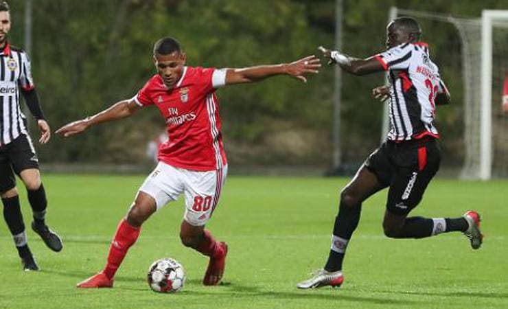 Ex-base do Fla se recupera de lesão e se destaca com a camisa do Benfica B