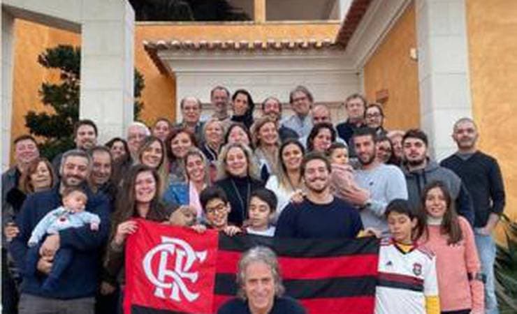 Sotaque lusitano! Familiares de Jorge Jesus aparecem cantando 'Em dezembro de 81' em vídeo na web