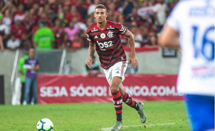 Vinicius Souza elogia Jorge Jesus e projeta: 'Espero evoluir com ele'
