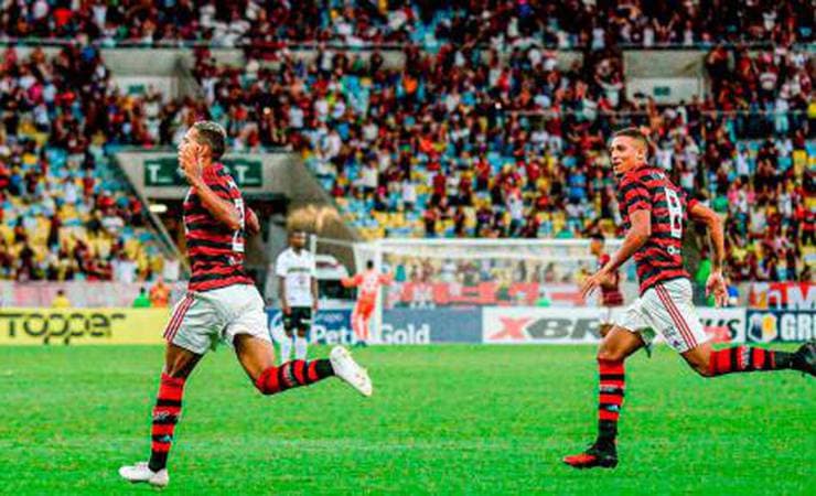 João Lucas celebra primeiro gol pelo Flamengo: 'Vou contar para os netos'