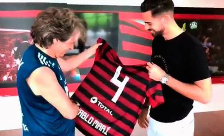 Pablo Marí se despede do Mister e dos jogadores do Flamengo no Ninho