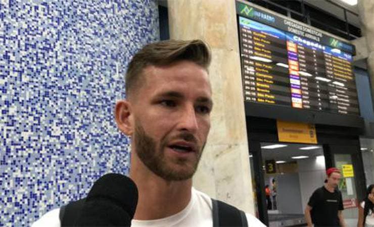 Léo Pereira chega ao Rio, se põe à disposição e diz: ‘É o melhor momento da minha carreira’
