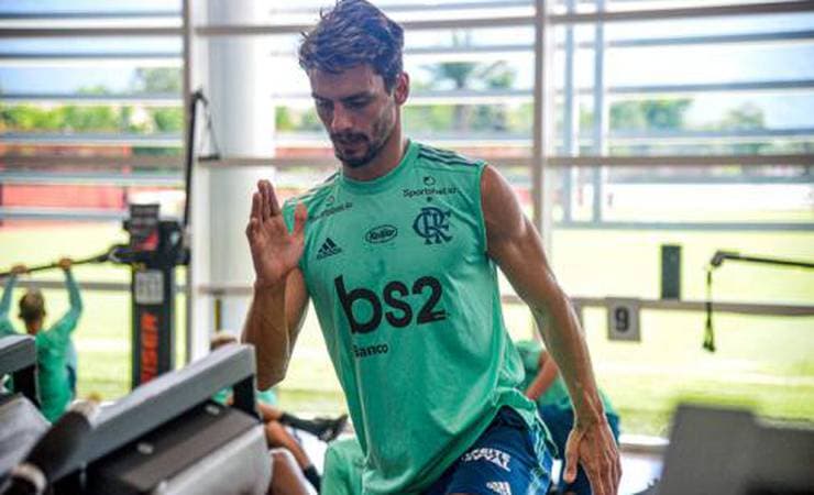 Rodrigo Caio treina no campo e pode reforçar o Flamengo em decisões