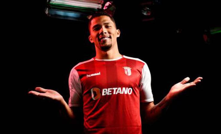 Emprestado pelo Flamengo, Vitor Gabriel é oficializado no Braga: 'As expectativas são muito grandes'