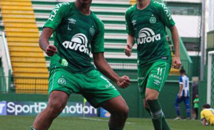 Chapecoense negocia dois atletas da base com o Flamengo