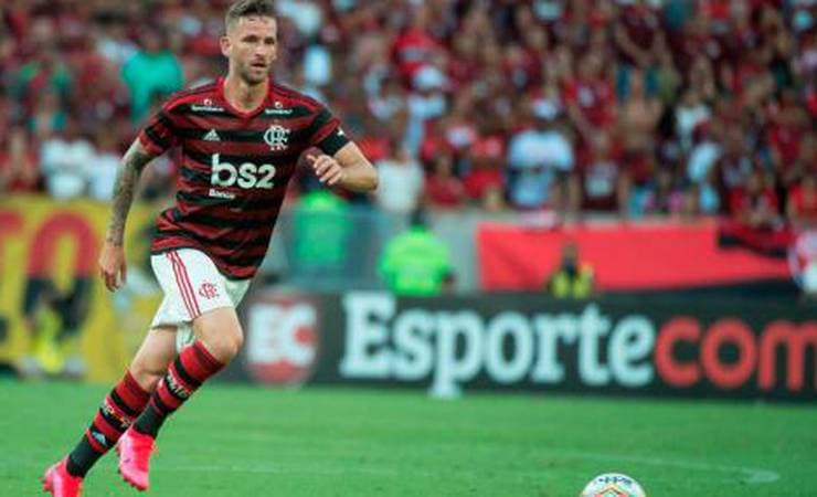 Léo Pereira ganha pontos e larga na frente pela titularidade no Flamengo