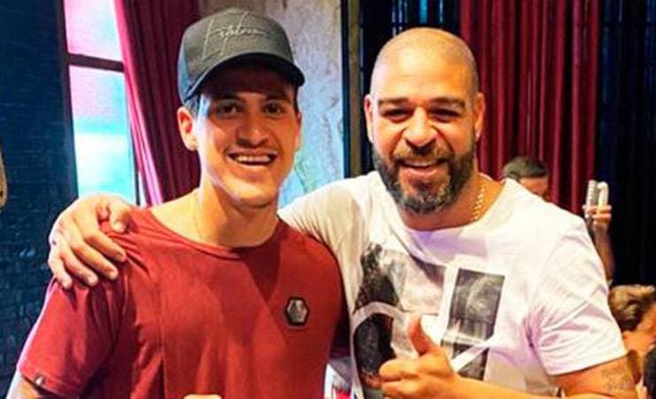 Pedro publica foto com Adriano Imperador em rede social: 'Ídolo'