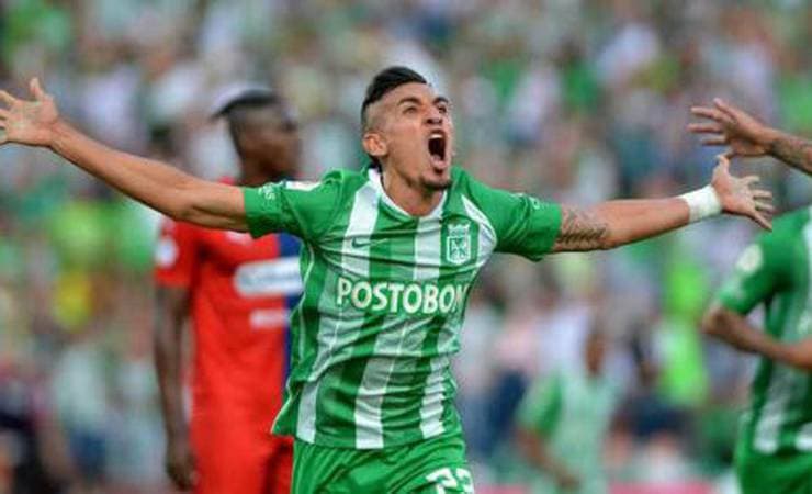 Flamengo monitora lateral-direito colombiano desejado pelo Palmeiras