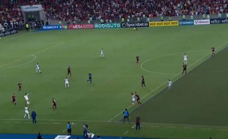 FERJ divulga vídeos dos lances analisados pelo VAR no Fla-Flu