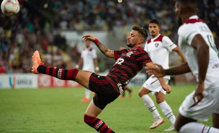 Arrascaeta se destaca como 'falso 9' e é aprovado por Jesus, que realça: 'Nunca jogamos da mesma maneira'