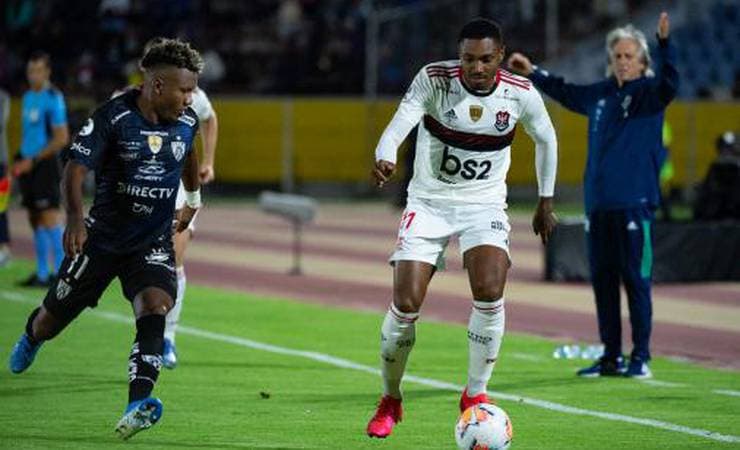 Após estreia na Recopa, Vitinho surge como opção para Jorge Jesus em final
