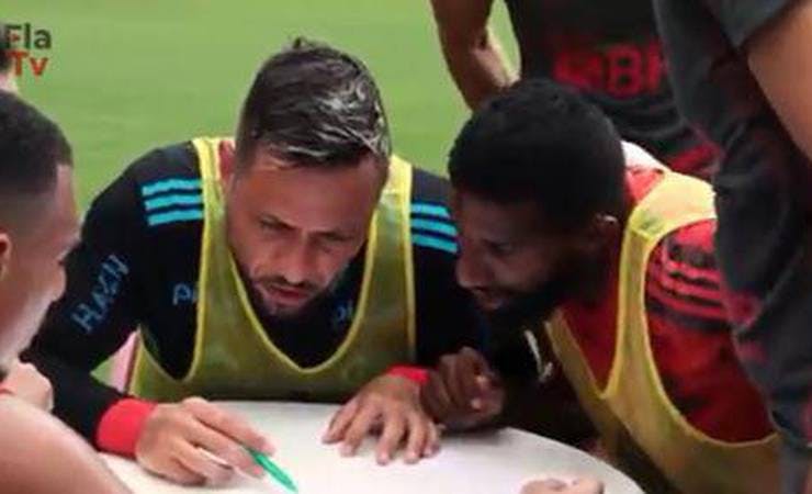 VÍDEO: jogadores do Flamengo participam de 'gincana' promovida pela comissão técnica; assista