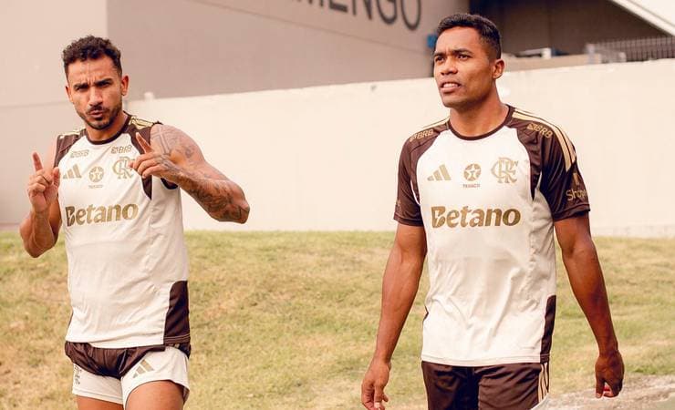 Flamengo renova Alex Sandro até 2027 e segue à espera de Danilo