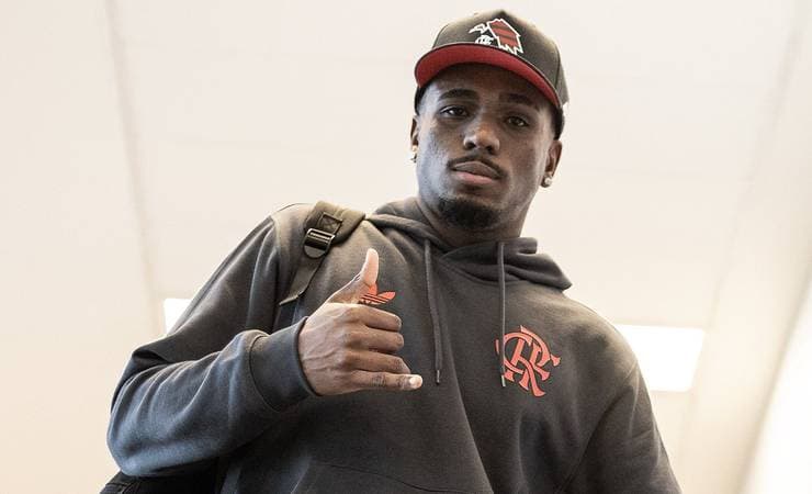 Evertton Araújo destaca evolução no Flamengo e foco nas competições