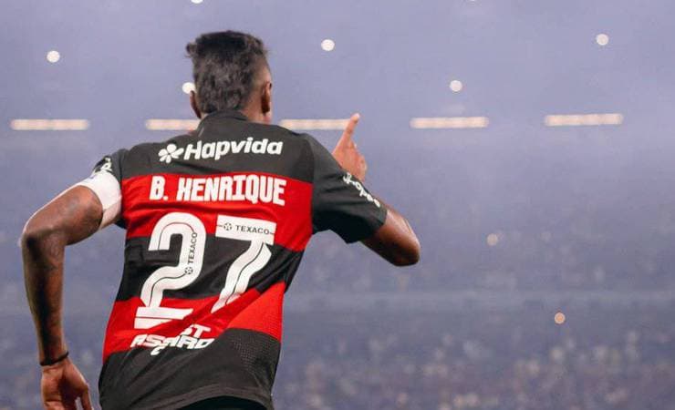 Bruno Henrique sai mancando após empate com o Cruzeiro e aguarda avaliação