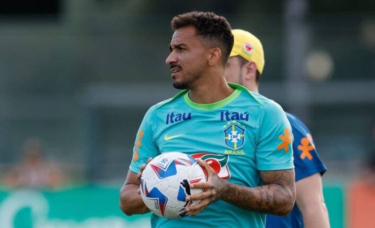 Danilo diz que entende momentos do jogo e busca equilíbrio na Seleção