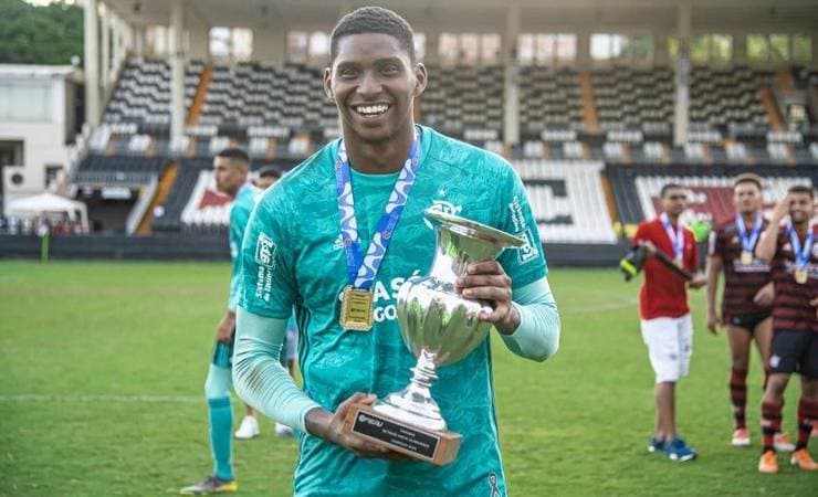 Preparador de goleiros vê Hugo Souza pronto para defender o Flamengo