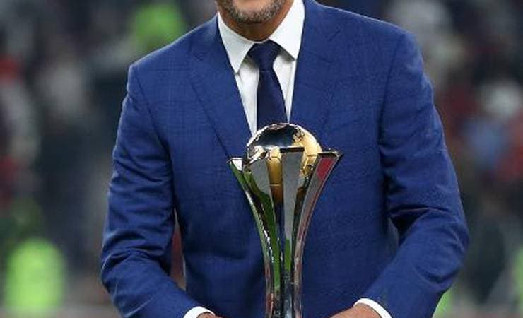 Triste pelo Fla, Júlio César leva taça do Mundial ao Liverpool e vira meme