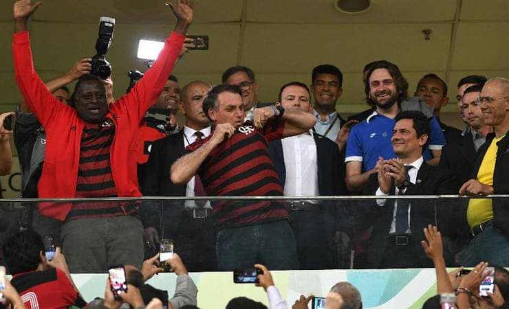 Na torcida: as camisas de times brasileiros que Bolsonaro vestiu no ano