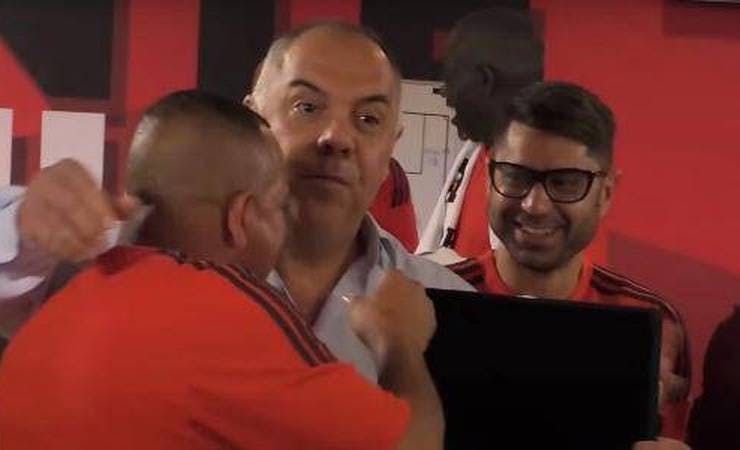 Flamengo homenageia roupeiro pelos 30 anos clube; veja vídeo