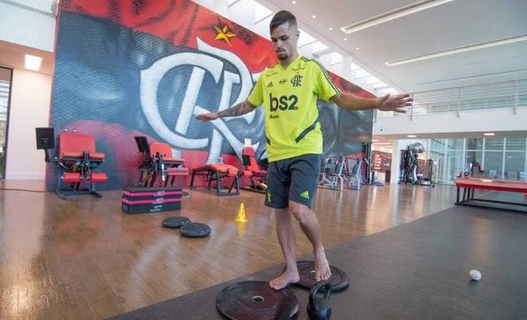 Michael faz primeiras avaliações físicas no CT do Flamengo