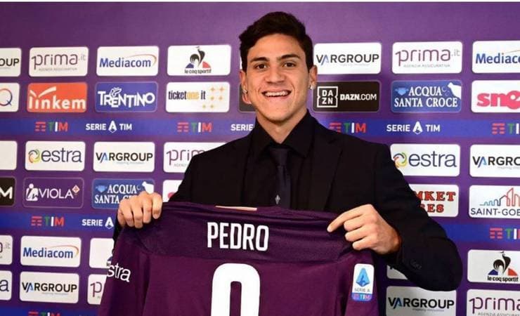 Pedro chega ao Rio para fechar com o Flamengo: 'Emoção grande'