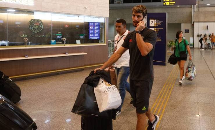 Delegação do Flamengo chega ao Rio sob chuva e com recepção de torcedores no saguão