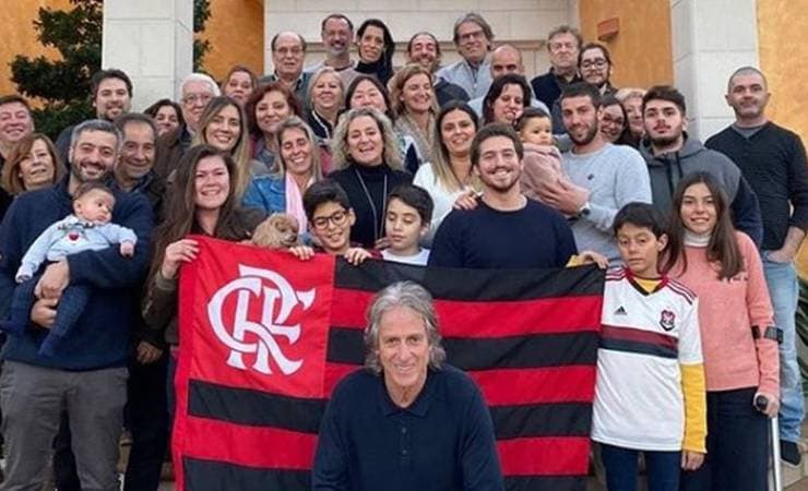 Família de Jorge Jesus canta música do Flamengo em clima de despedida das férias