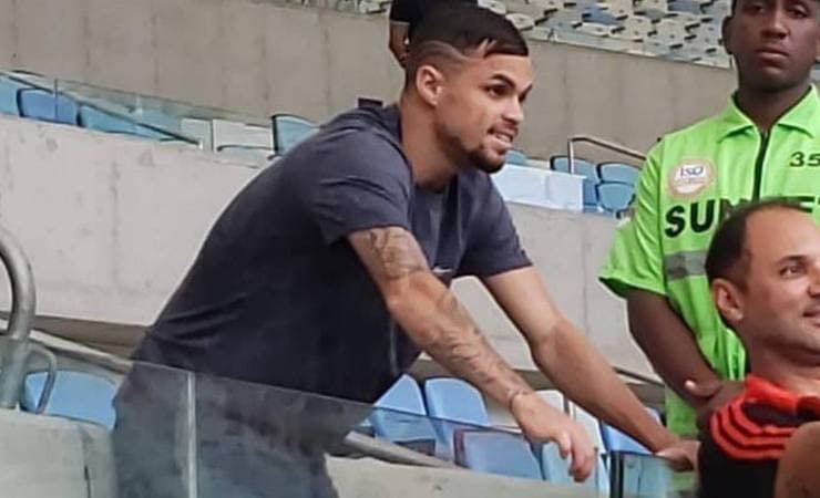 Ainda sem ser anunciado, Michael vê jogo do Flamengo em camarote do Maracanã