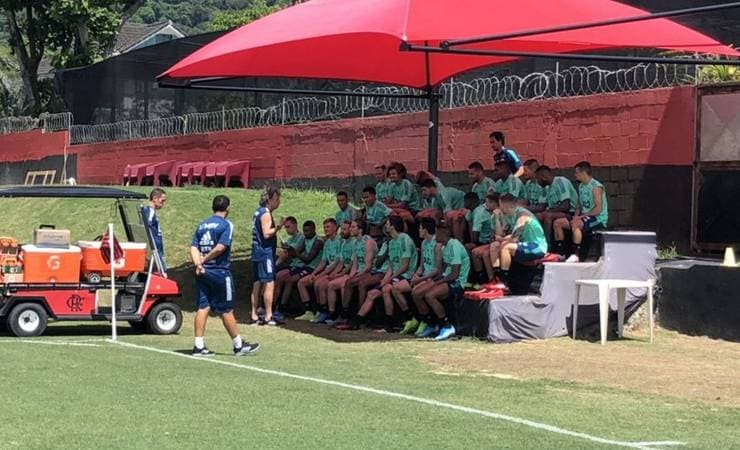 Elenco principal do Flamengo se reapresenta no Ninho do Urubu