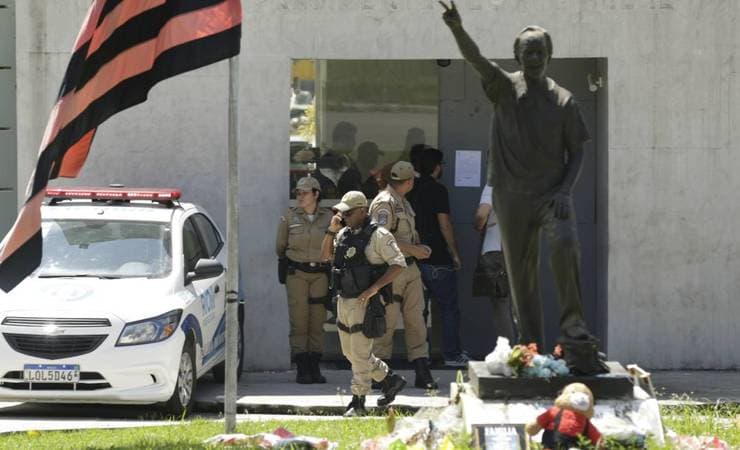 Porta utilizada em alojamento era inadequada e atrapalhou fuga em incêndio no Flamengo