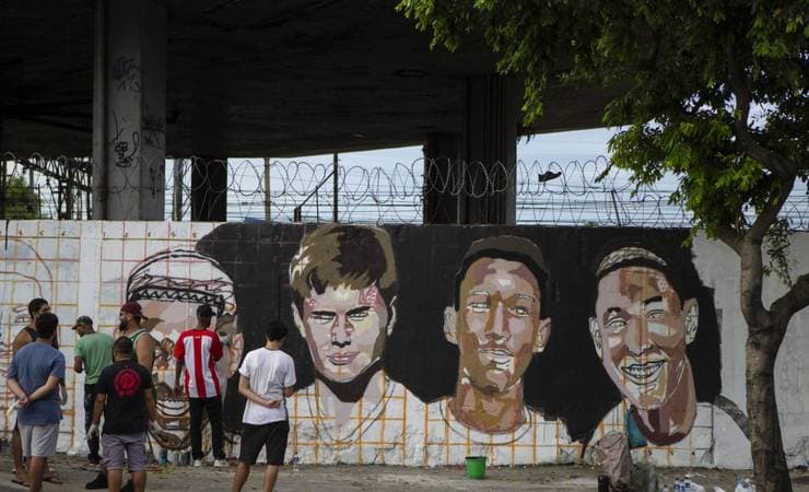 Muro no Maracanã é pintado com homenagens às vítimas do incêndio no Flamengo