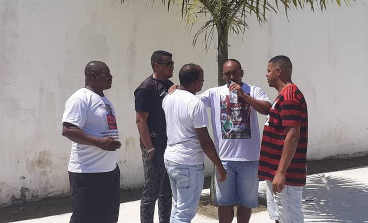 Famílias vão ao Ninho do Urubu para homenagens, mas são barradas pelo Flamengo