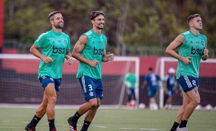 Rodrigo Caio treina no Ninho, e anima Flamengo para retorno na Supercopa