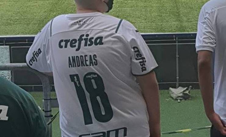 Provocação ao Flamengo? Torcedor do Palmeiras usa camisa 18 com o nome Andreas na final da Copinha