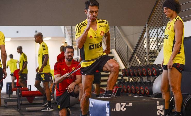 Flamengo identifica sobrecarga em Rodrigo Caio e prepara zagueiro para volta contra o Tolima