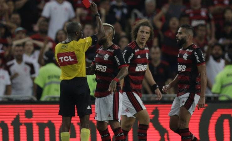 CBF afasta árbitro e VAR de Flamengo x Athletico