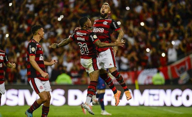 Com reservas e show de Vidal e Victor Hugo, Flamengo faz três gols em cinco minutos e atropela o Atlético-GO