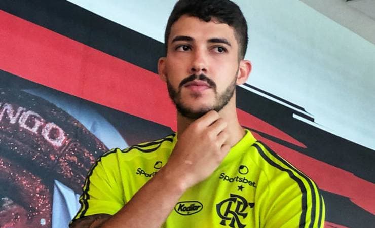 Gustavo Henrique conhece o Ninho do Urubu e passa por exames