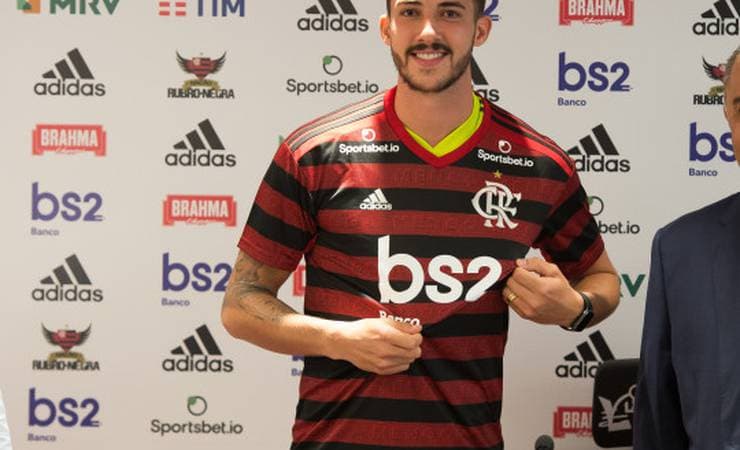 No Ninho do Urubu, Gustavo Henrique é apresentado à Nação Rubro-Negra